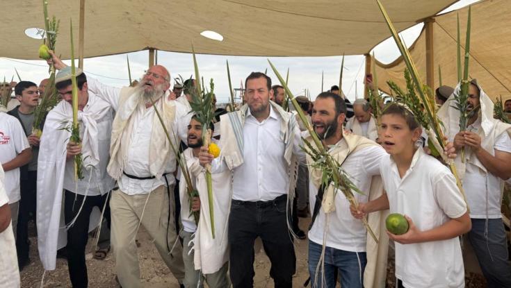אלפים מתאספים לצעדת השומרון | הבוקר התקיימה תפילת הלל המונית ביישוב החדש נועה