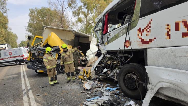 הרוג וכ-20 פצועים בתאונת דרכים קשה בצפון: "זירה מזעזעת"