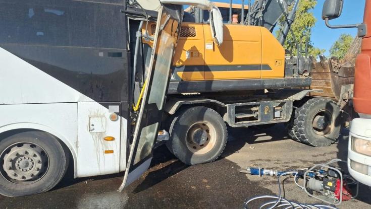 תאונה קשה בין אוטובוס תלמידות לטרקטור, הרוג ועשרות פצועים בזירה