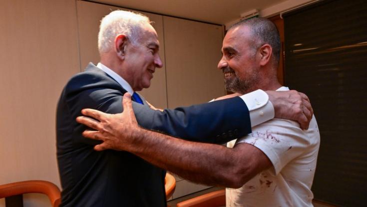 "לא נתנו לי להחליף חולצה": ראש הממשלה נפגש עם הגיבור מהמטוס | צפו