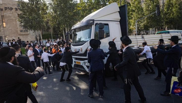 במפלגה החרדית תוקפים את ההפגנות: "נכנעים לבריונות"