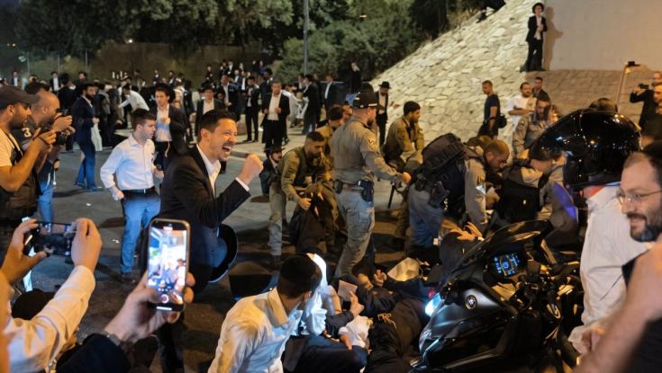כאוס בכביש 4: רימוני הלם בהפגנת החרדים, מפגין פונה לבית חולים