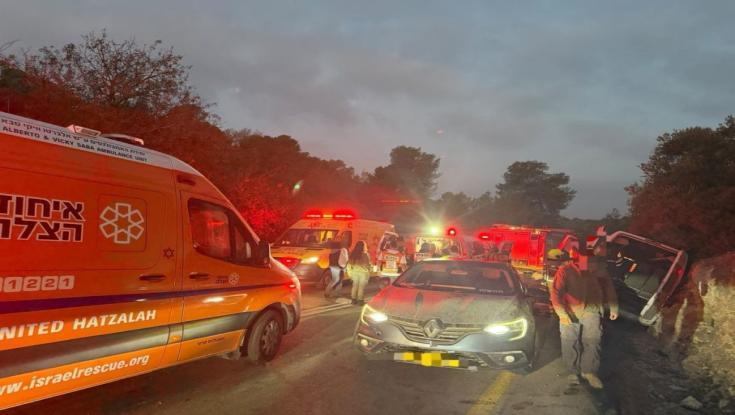 אסון בירושלים: 9 פצועים בהתהפכות מיניבוס, בן 18 במצב קשה