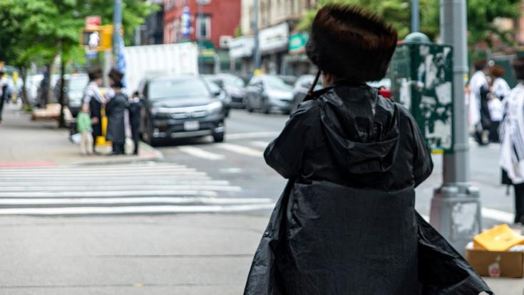 תקיפה אנטישמית בלב מנהטן: חסיד חב"ד נדקר בגבו | צפו בתיעוד