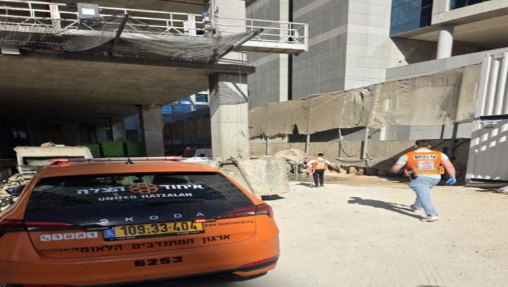 אסון בהרצליה: בן 30 נפצע אנוש מנפילה מגובה רב