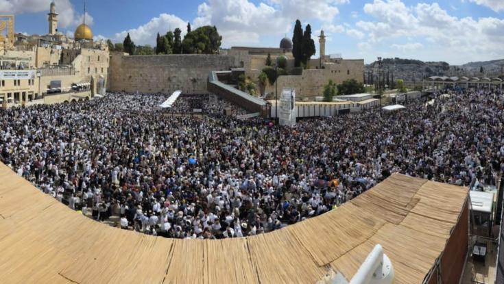 עם תפילה מיוחדת: רבבות הגיעו לברכת הכהנים בכותל והודו על הנס במטוס