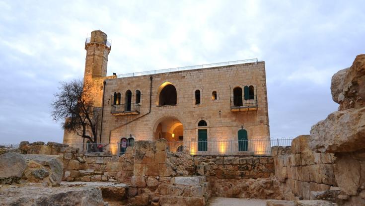 בגלל הדגל: קיצונים השחיתו את הפרוכת בקבר שמואל הנביא