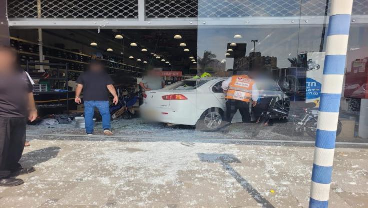 בהלה באשדוד: רכב נכנס בחנות - פצועים במקום