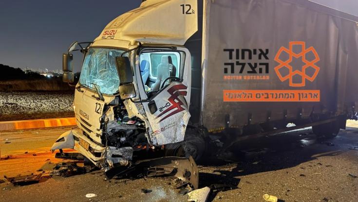 אסון סמוך לנתב"ג: 3 פצועים בתאונה בין רכב למשאית