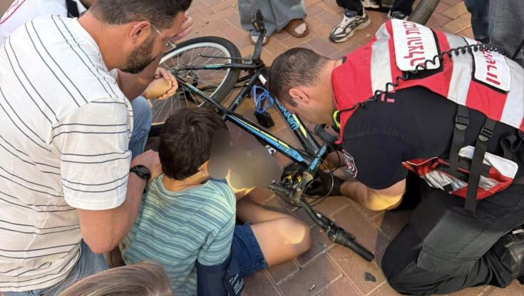 אירוע חריג בהוד השרון: כידון אופניים חדר לברכו של ילד