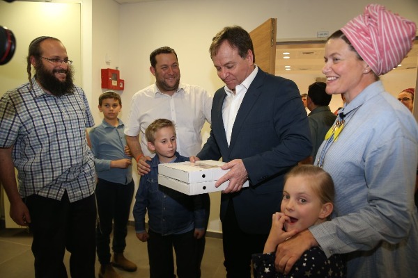 הענקת המצות לנתניהו באמצעות ראש הסגל שלו
