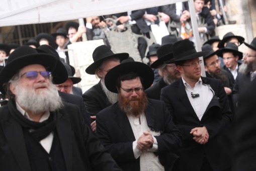 בוכים על לכתו של הרב