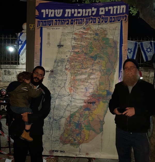 המפגינים מול ביתו של ראש הממשלה