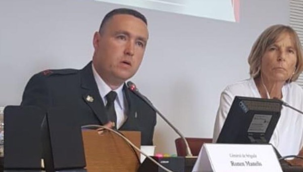 תא"ל מנליס נושא דברים בפרלמנט
