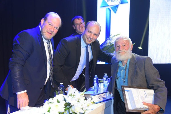 יורם טהרלב מקבל את הפרס