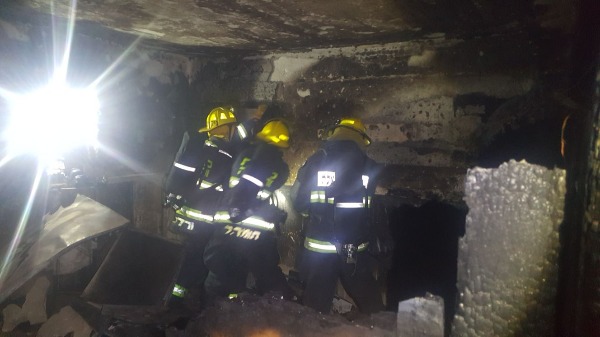 הצליחו למנוע את התפשטות האש להכיל התפילה. לוחמי האש הלילה