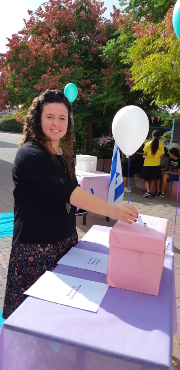 מצביעה בקלפי. תלמידה באולפנה