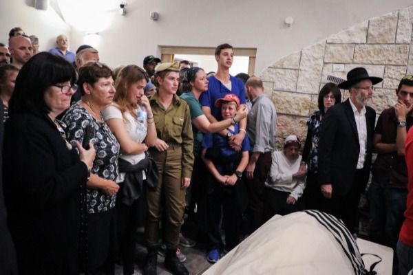 בני משפחת הנרצח מלווים אותו בדרכו האחרונה