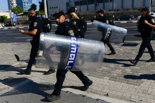 שוטרים בהפגנות