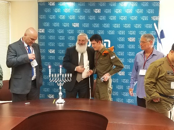 למד מהם מהי גבורה. בן דהן וחייל מהתנועה