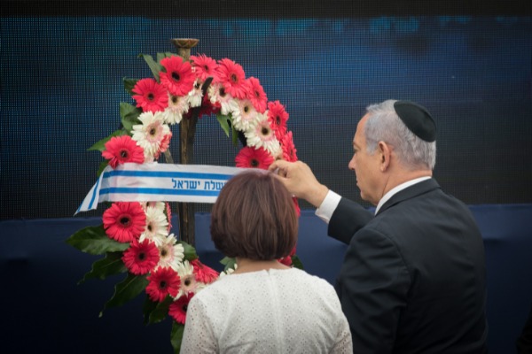 נתניהו מניח זר בשם ממשלת ישראל