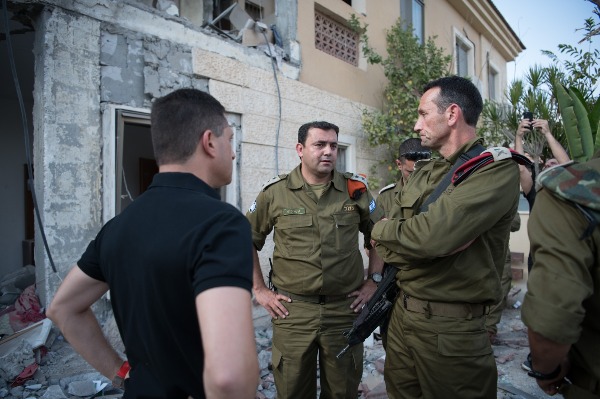 סיור של צפקד פיקוד דרום בבית שנהרס מפגיעת הרקטה