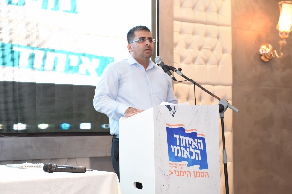 תוקף את הממשלה. סופר