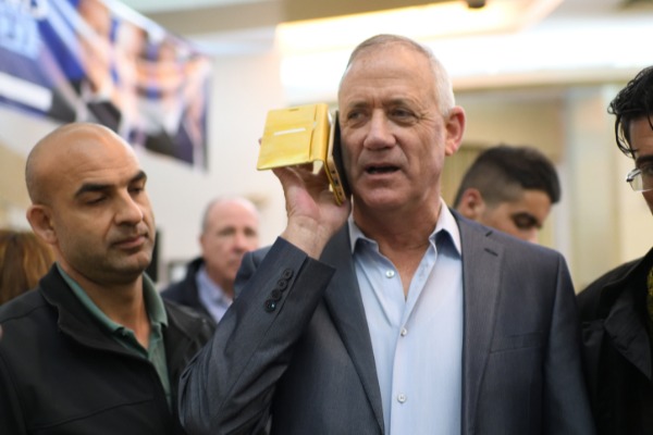 פרשת הפריצה לפלאפון לא גוועת. גנץ בשיחת טלפון