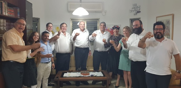 חברי הרשימה בהרמת כוסית