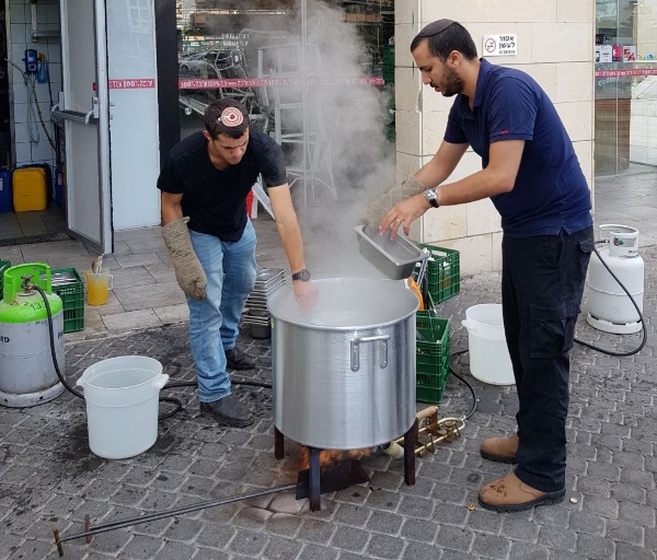 מכשירים את הכלים. סניף בארומה תל אביב