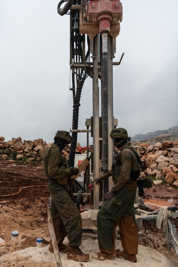 הלוחמים והכלים ההנדסיים בגבול לבנון