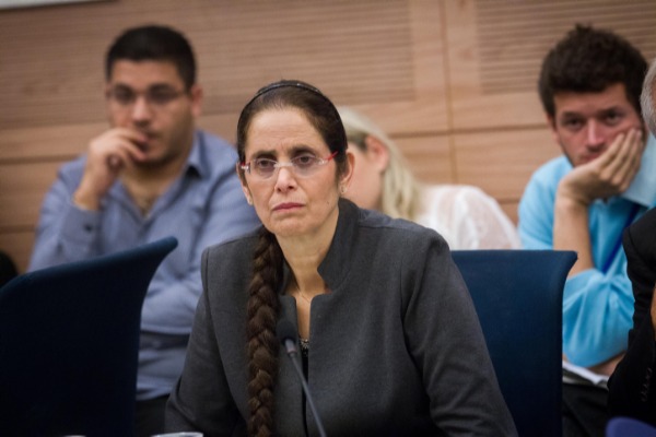 נלחמת בקיצור שליש למחבלים