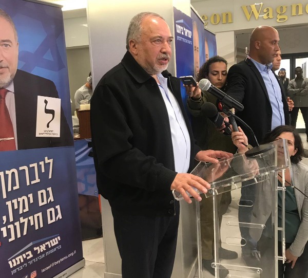 מציב את דרישותיו. ליברמן ביום הבחירות