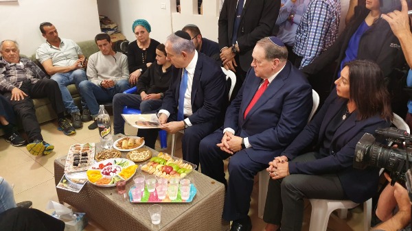 רגב ונתניהו בבית המשפחה