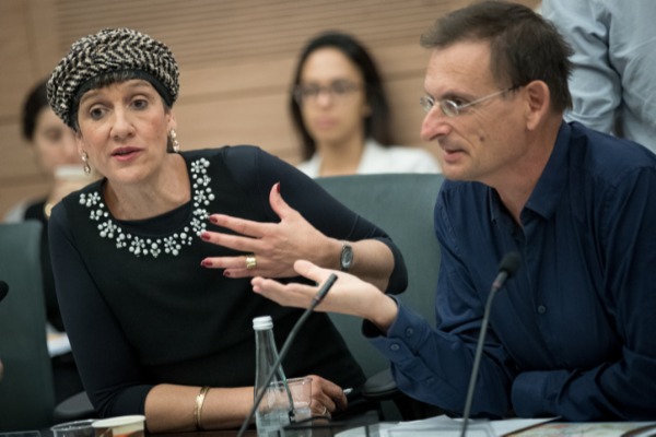 מתנגד ותומכת. חנין ומועלם