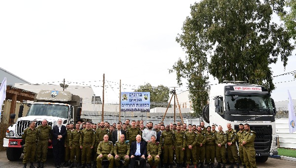 הנשיא בביקורו בבסיס ההובלה