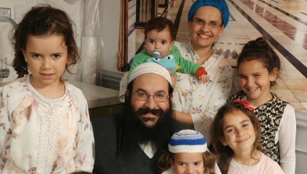 הרב רזיאל שבח הי"ד עם אשתו וילדיו