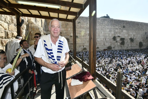 השר אריאל מברך בברכת הכוהנים