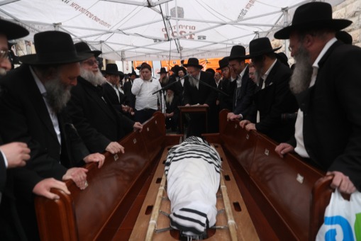 צלווים את הרב אוירבך למנוחת עולמים