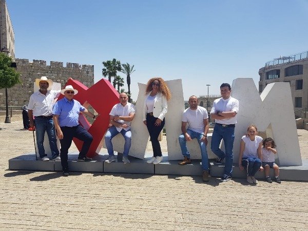 ילידי יום העצמאות בתמונה משותפת