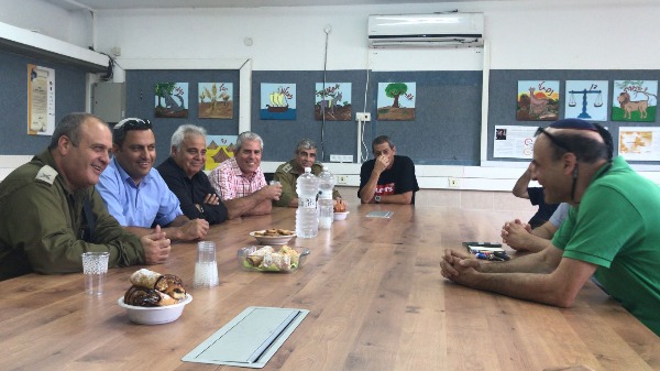 פוקס עם ראש עיריית שדרות, אנשי בית הספר והשלטון המקומי