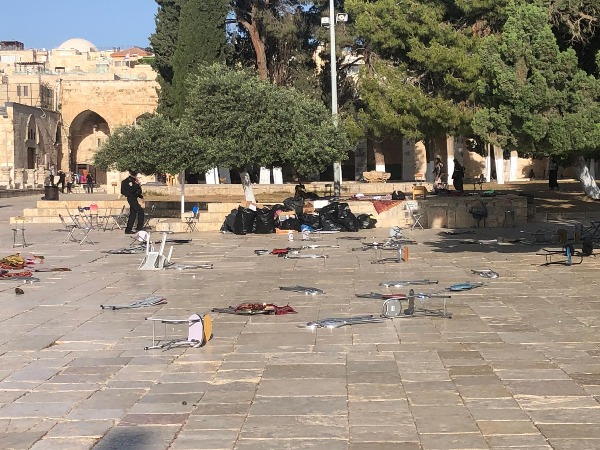זריקות אבנים וכיסאות בהר הבית