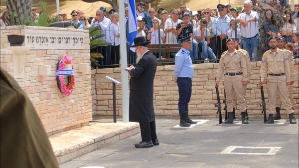 ליצמן קורא תהילים לזכר הנופלים