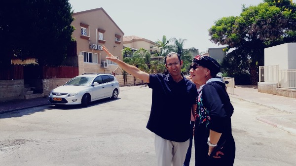 מועלם בסיור עם סגן ראש עיריית שדרות, אלעד קלימי
