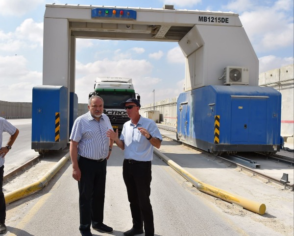 השר ליברמן במעבר כרם שלום