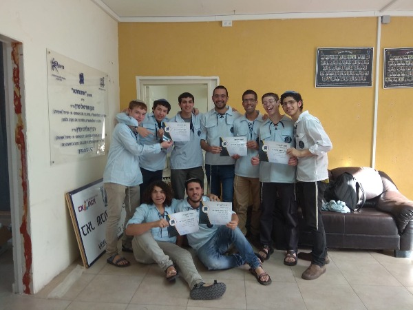 מעודדים את בעלי החנויות לסגור בשבת. חניכי בני עקיבא