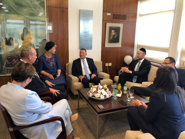 אנגלמן ורעייתו עם אדלשטיין וחברים הוועדה