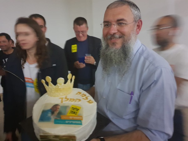 נאמן לאחר זכייתו