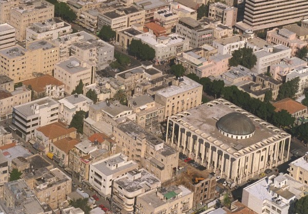 צילום מהאוויר של בית הכנסת לאחר השיפוץ הראשון