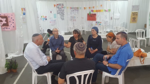 מוטי יוגב במאהל ההורים
